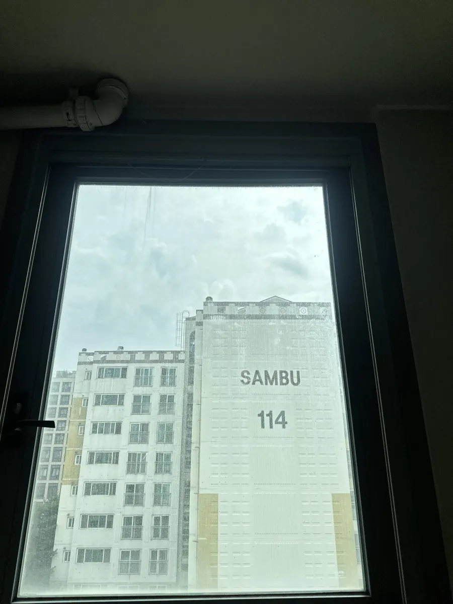 사무실 창문 수리 이전 움직이지 않는 창문