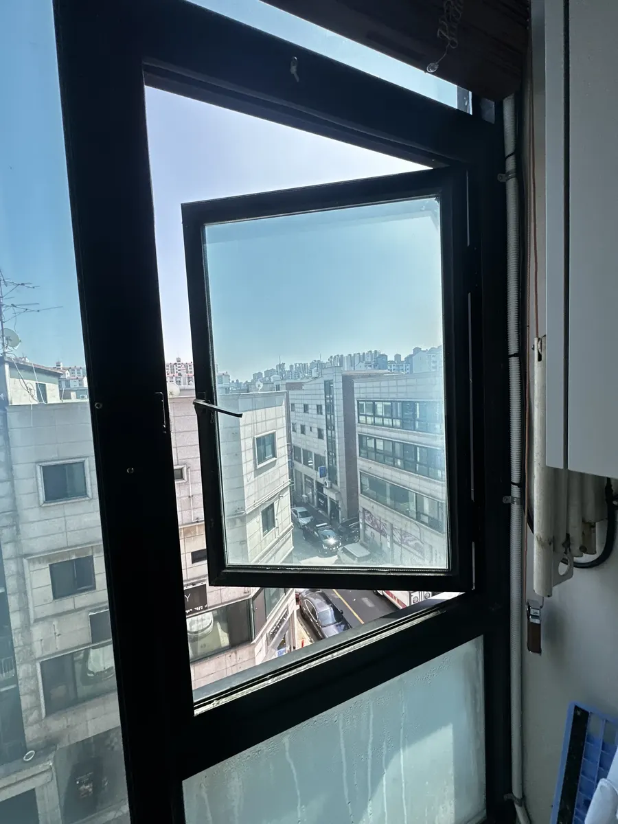 사무실 완전히 안열리고 틀어진 창호 출장 수리