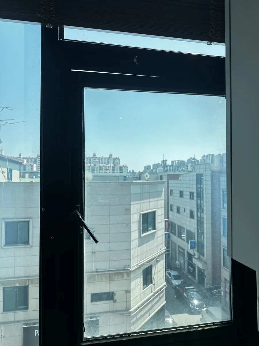 안열리는 창문 수리 현장 사진 - 사무실