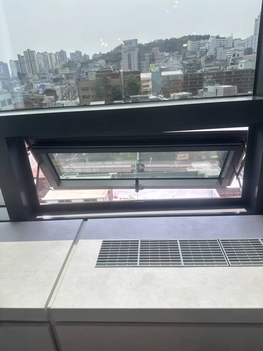 건물 창문 수리 완료 후 매끄럽게 닫힌 창문