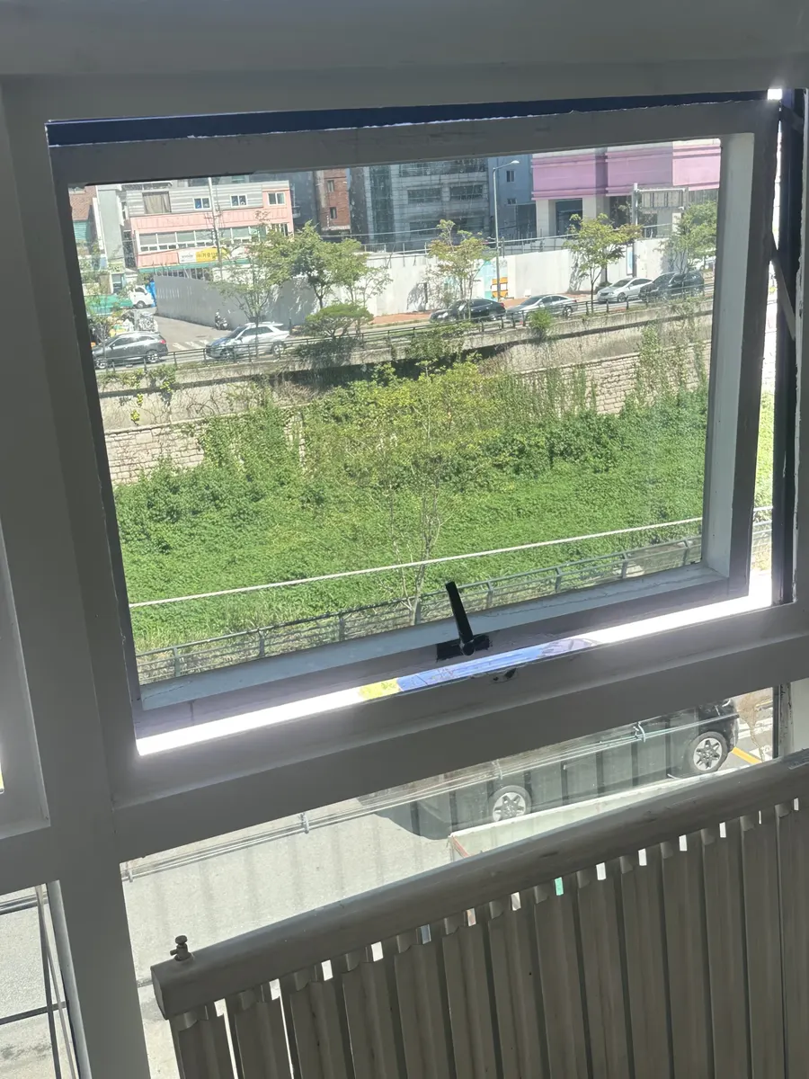 완전히 안열리는 창호 수리 완료 후 사무실 창문