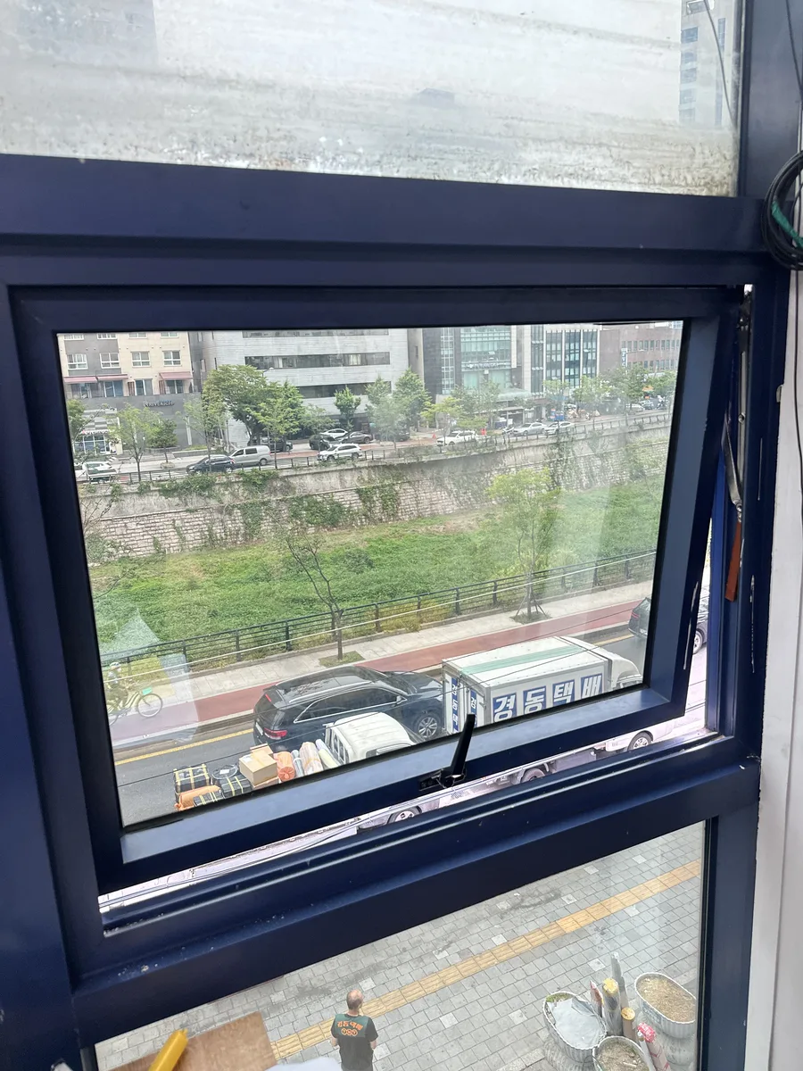 학원 창문 힌지 나사를 재조임하는 작업