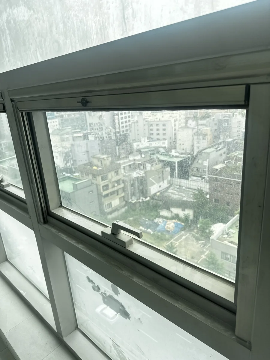 아파트 베란다 창문 잠금장치 조정 작업 모습