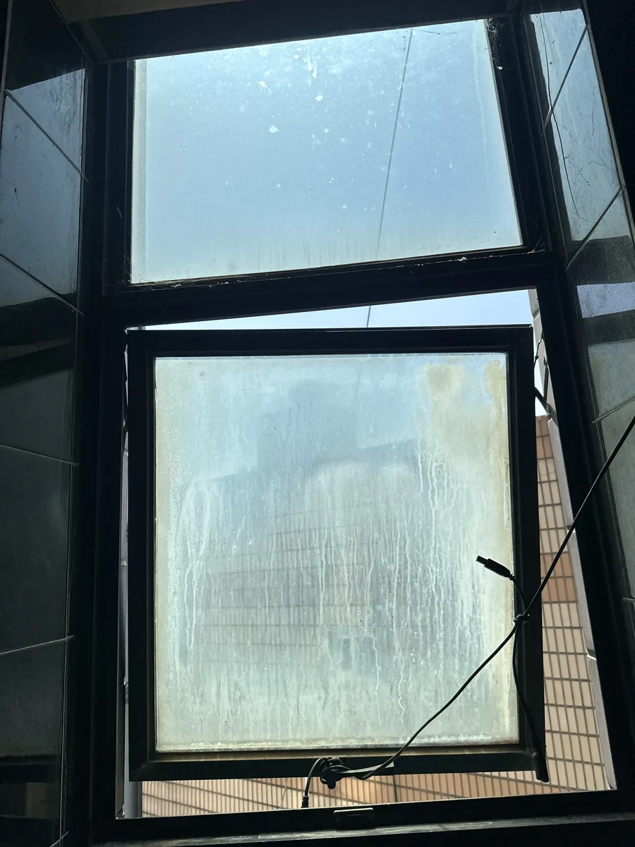 은행 지점 후면 창문 방범 상태를 점검하는 모습