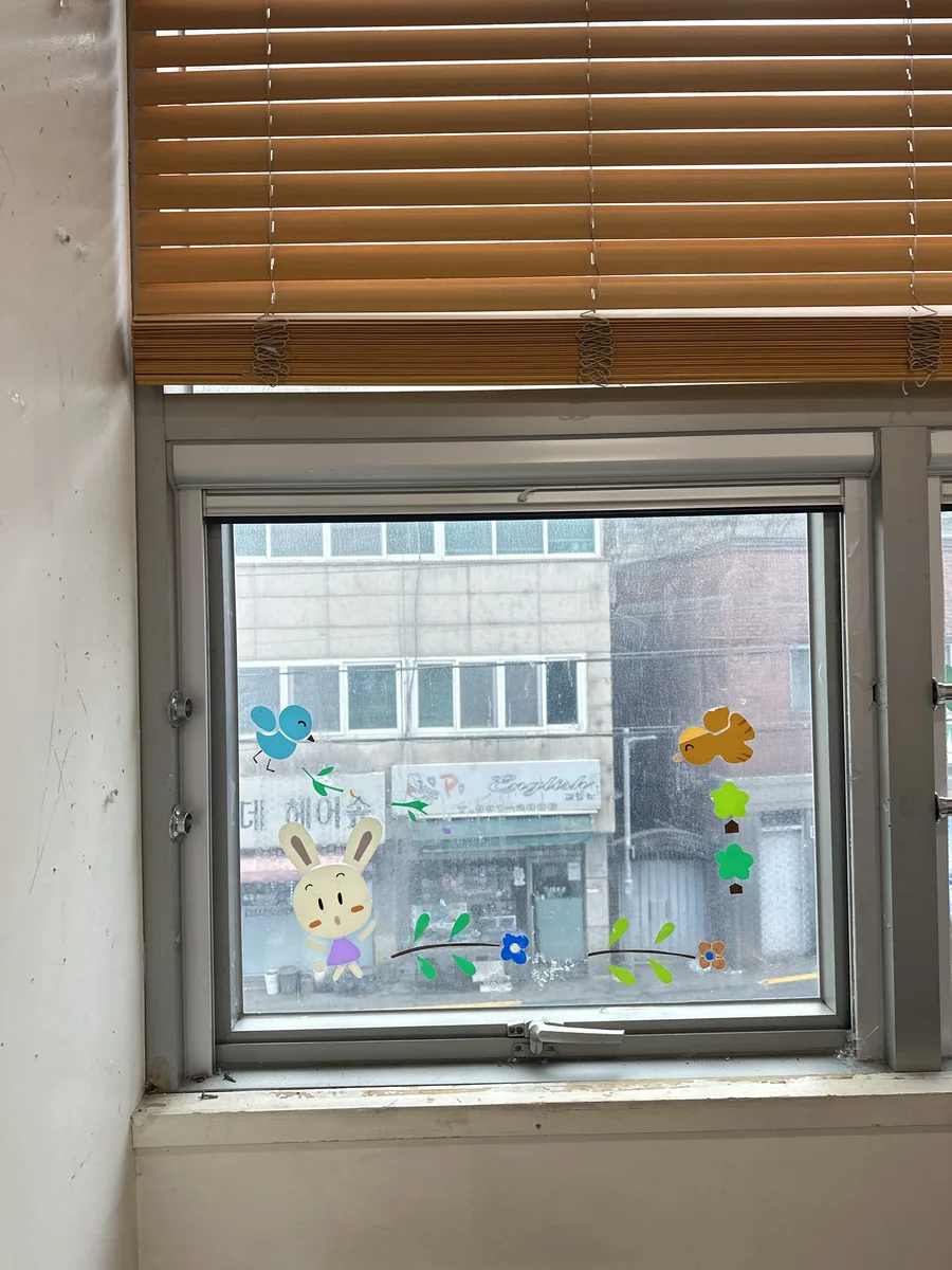 카페 창문 결로와 기밀 상태를 확인하는 모습