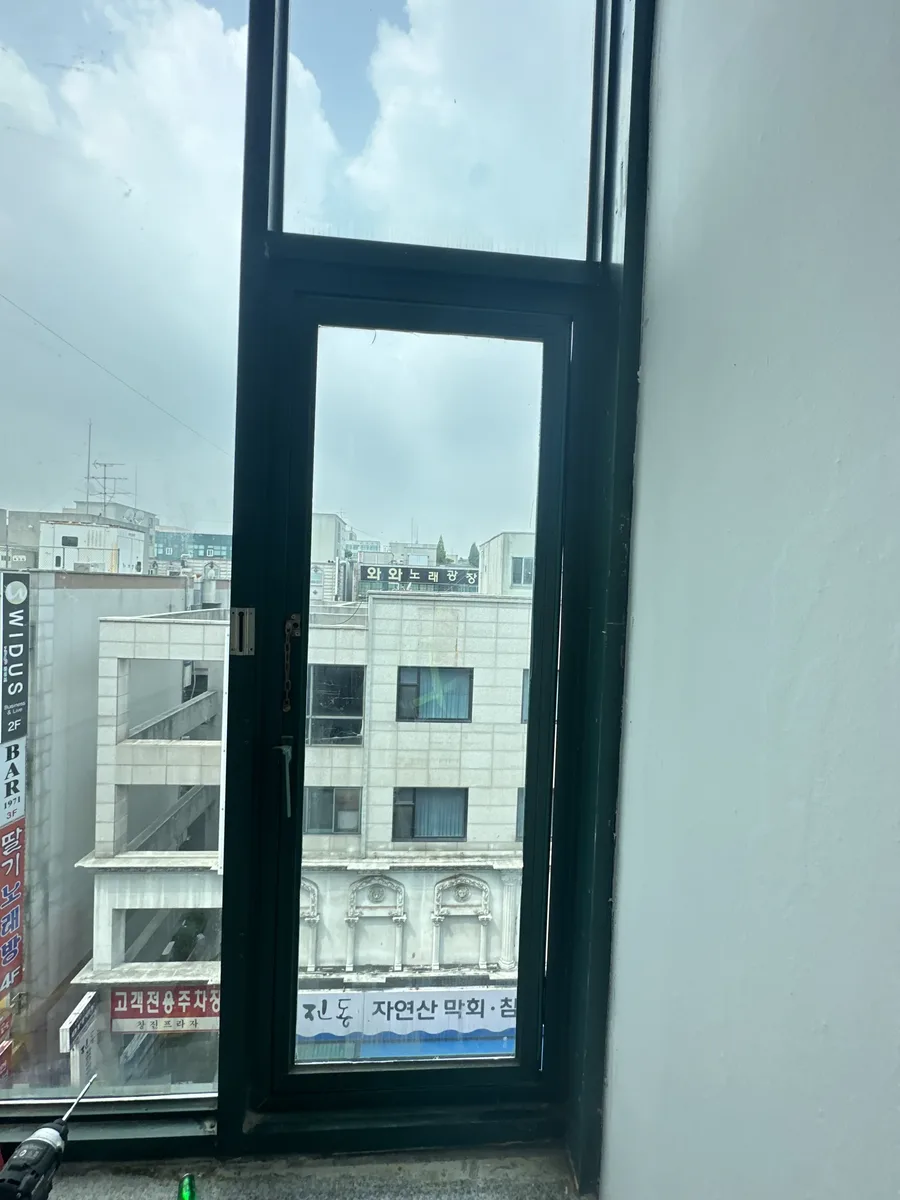 캐시먼트창 힌지 나사 재조임 작업