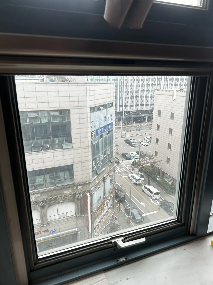 상업시설 창문 점검 결과를 정리하는 모습