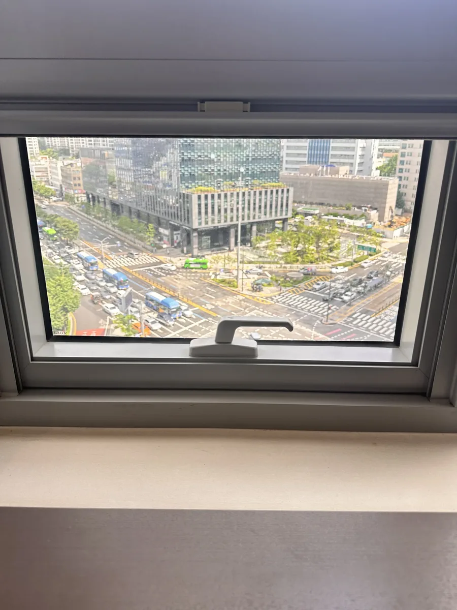 공장 천장 고창 개폐 체인 상태를 확인하는 모습