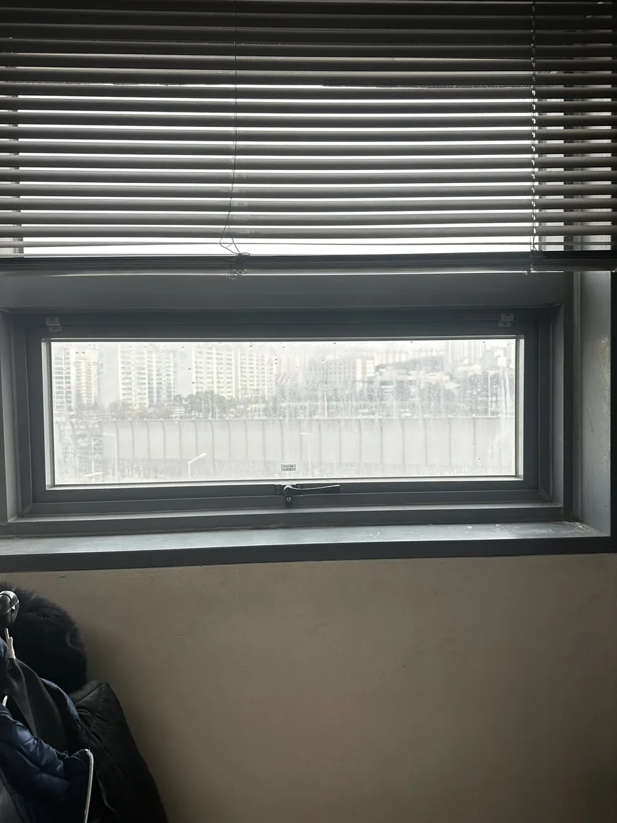 공장 환기창 레일에 쌓인 분진을 청소하는 모습