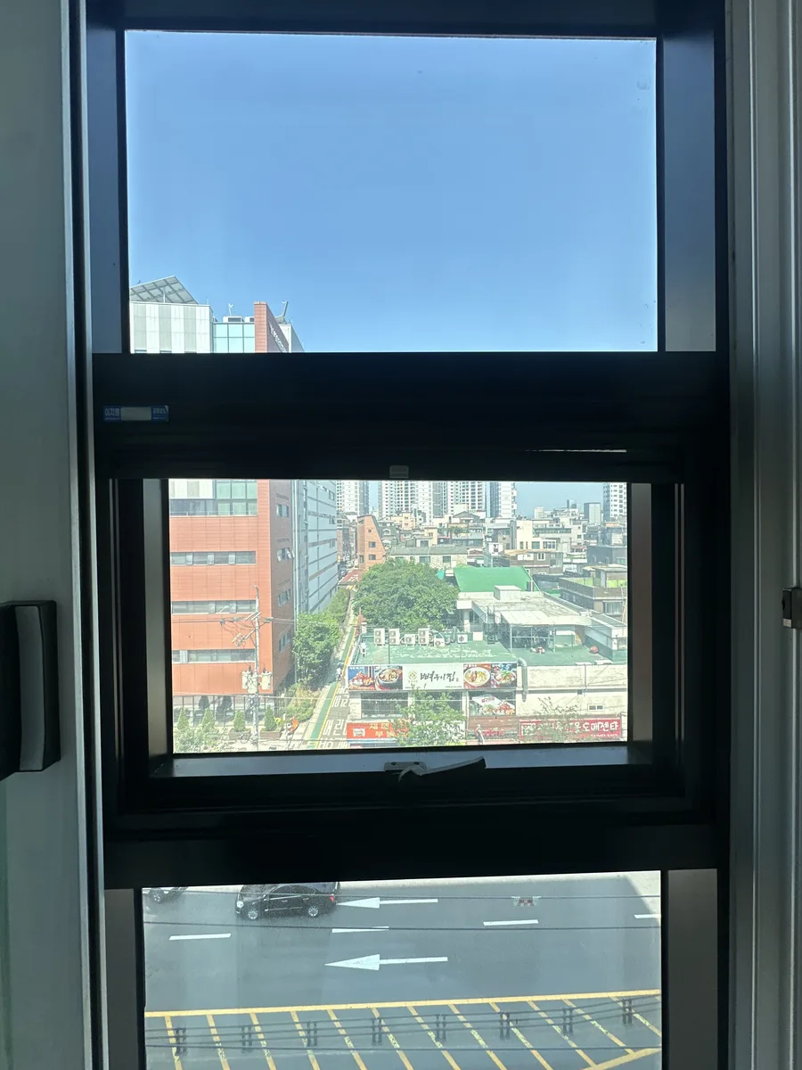 헬스장 창문 레일을 세척하고 윤활하는 작업