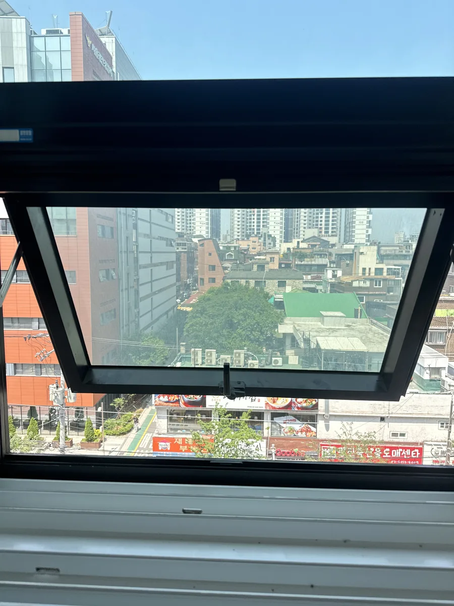 헬스장 환기창 개폐 상태를 최종 확인하는 모습