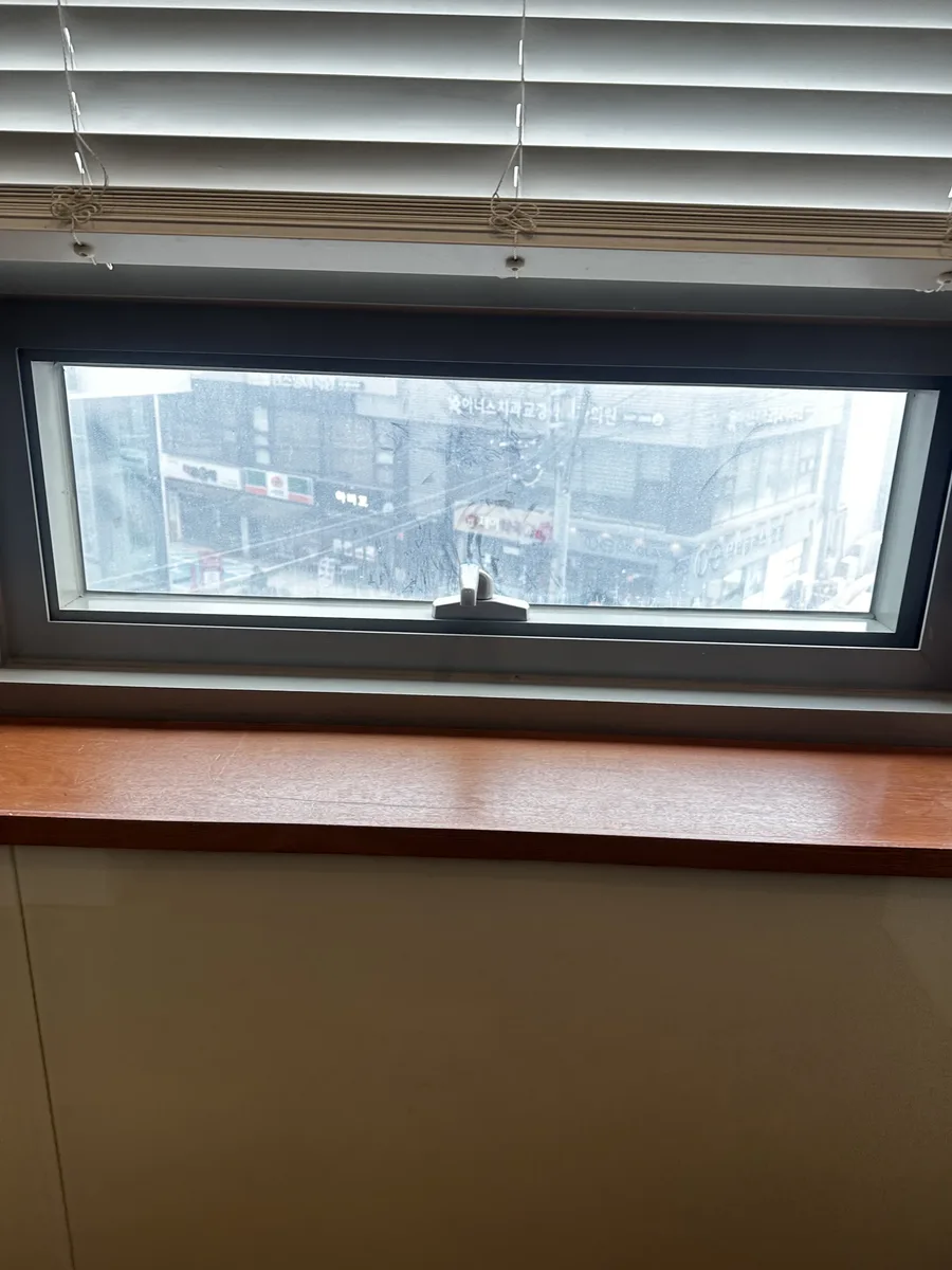 잠실 대로변 사무실 프로젝트창 밖 교통 전경