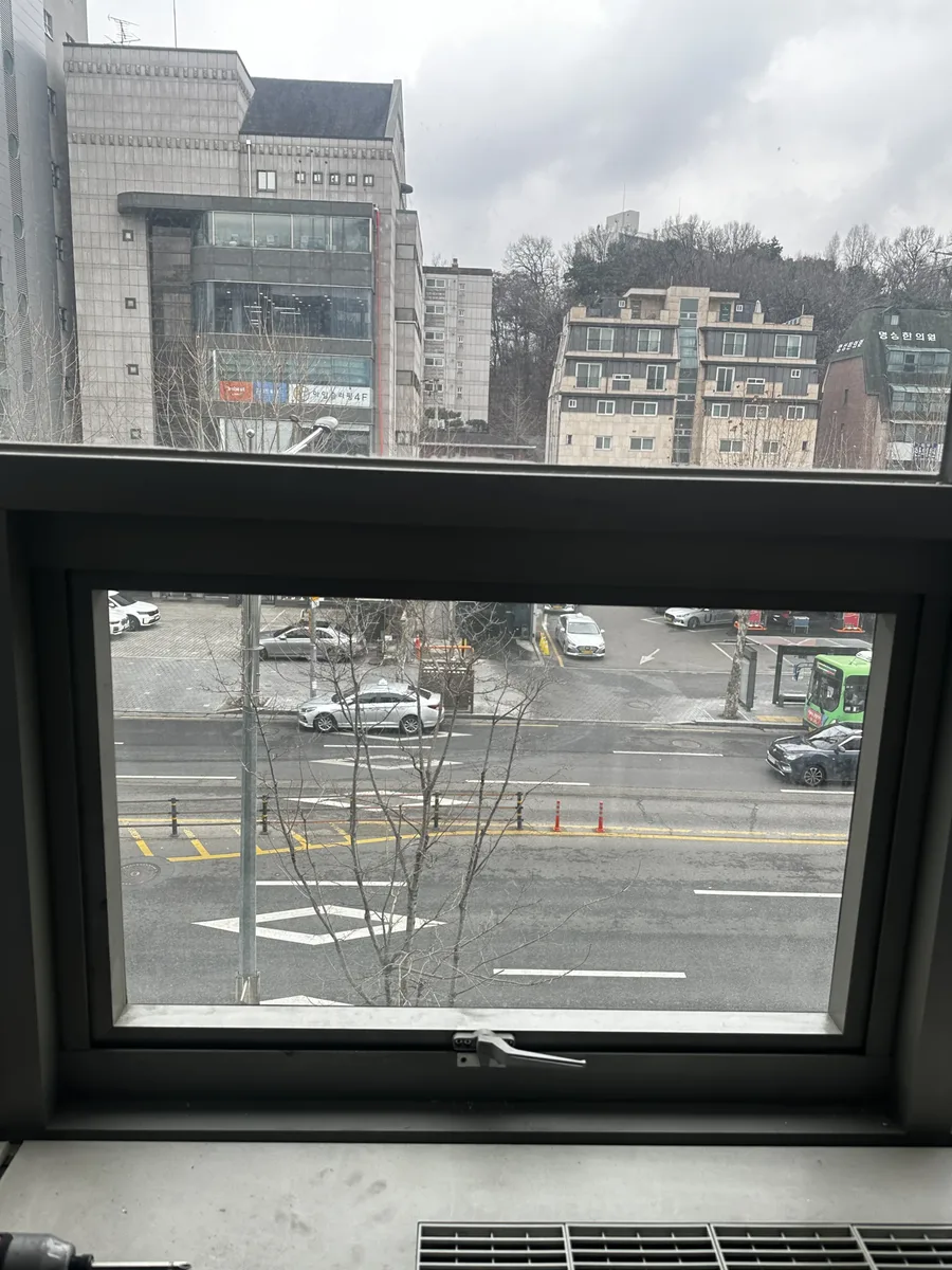 지식산업센터 창문 힌지와 암대 결합 상태 점검