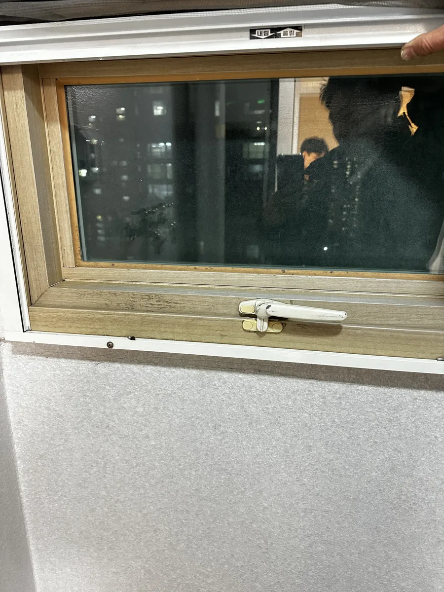지식산업센터 창문이 부드럽게 개폐되는 모습