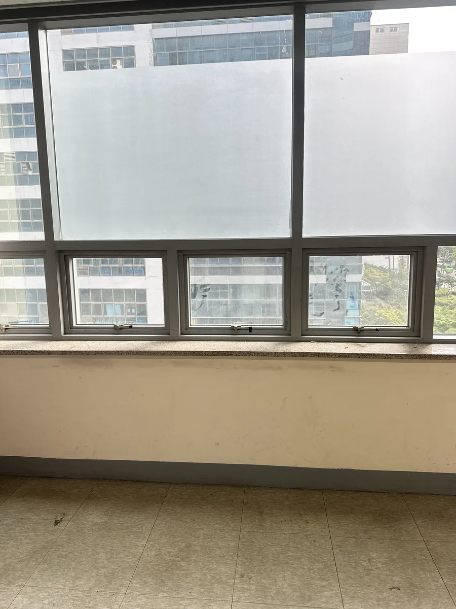 물류센터 대형 채광창 구조를 확인하는 모습