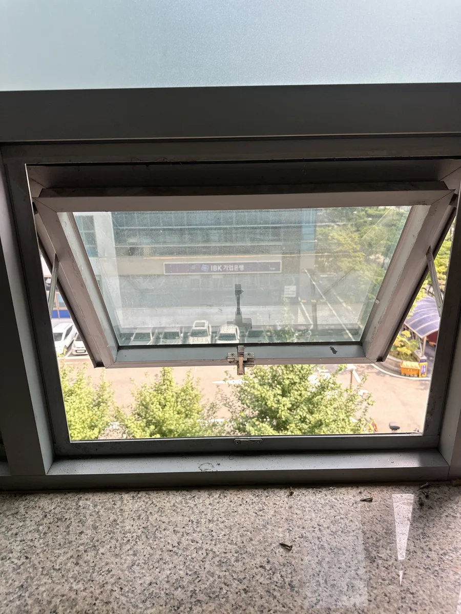 물류센터 사무동 창문 결합 상태를 확인하는 모습