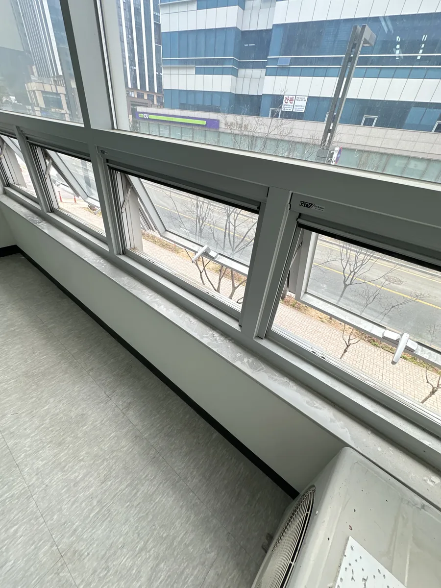 판교 오피스 프로젝트창 힌지 유격을 확인하는 모습