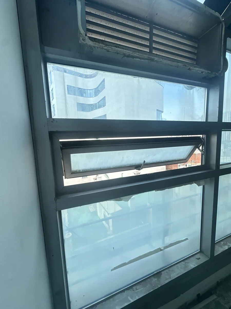 판교 오피스 창문 조정 작업을 진행하는 모습
