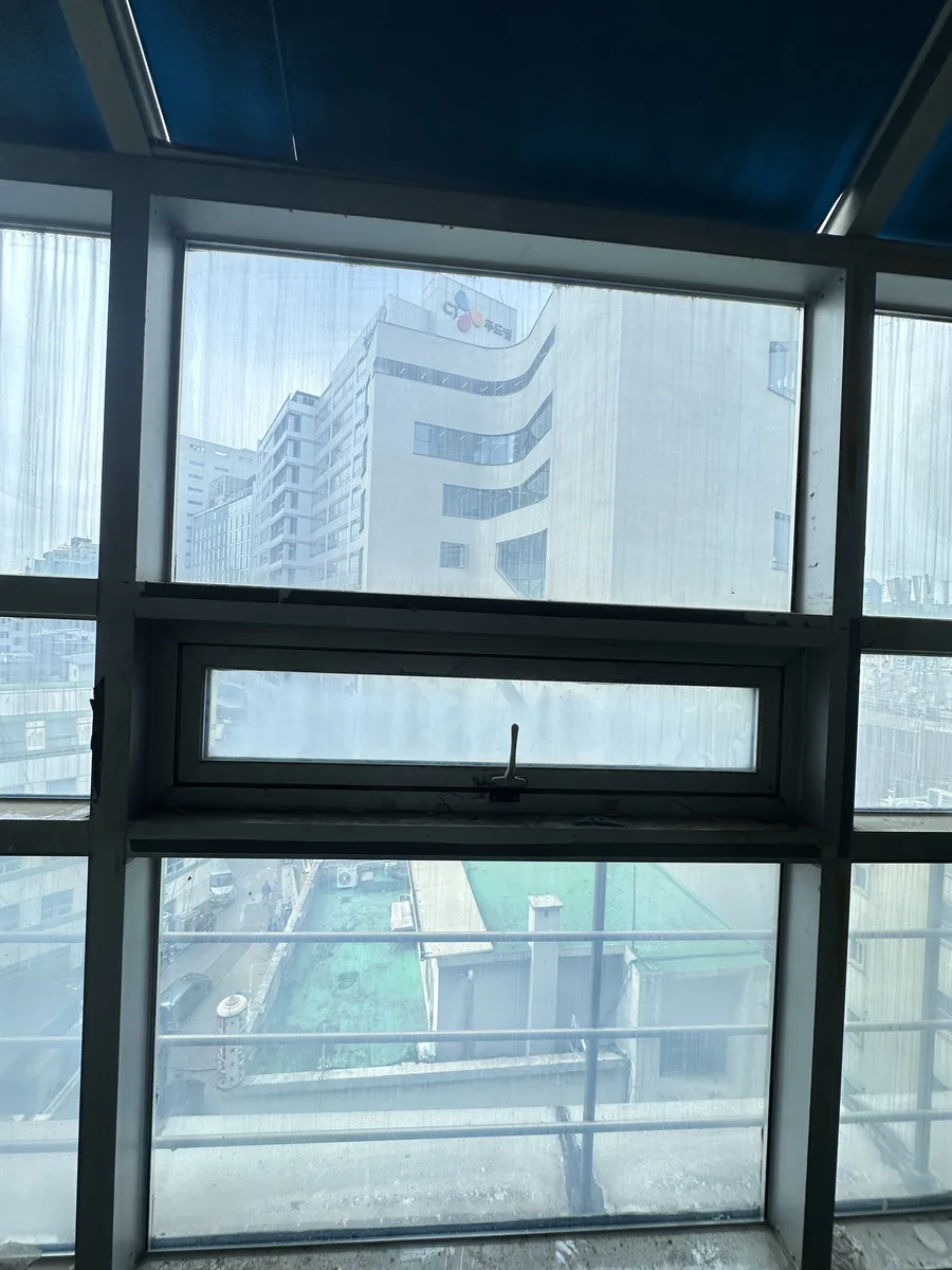 판교 오피스 창호 전체 개폐 테스트를 진행하는 모습
