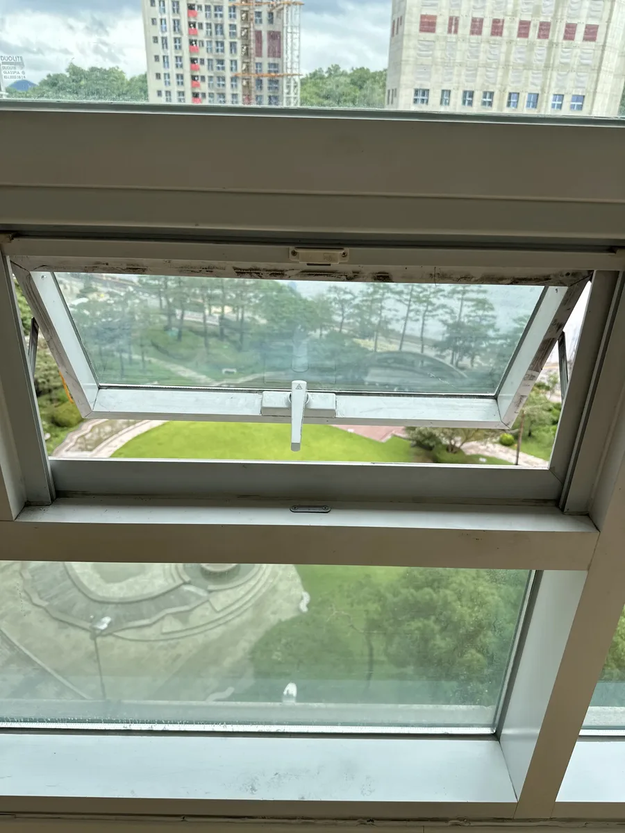 프로젝트창 힌지 부위 클로즈업, 개폐 구조 확인