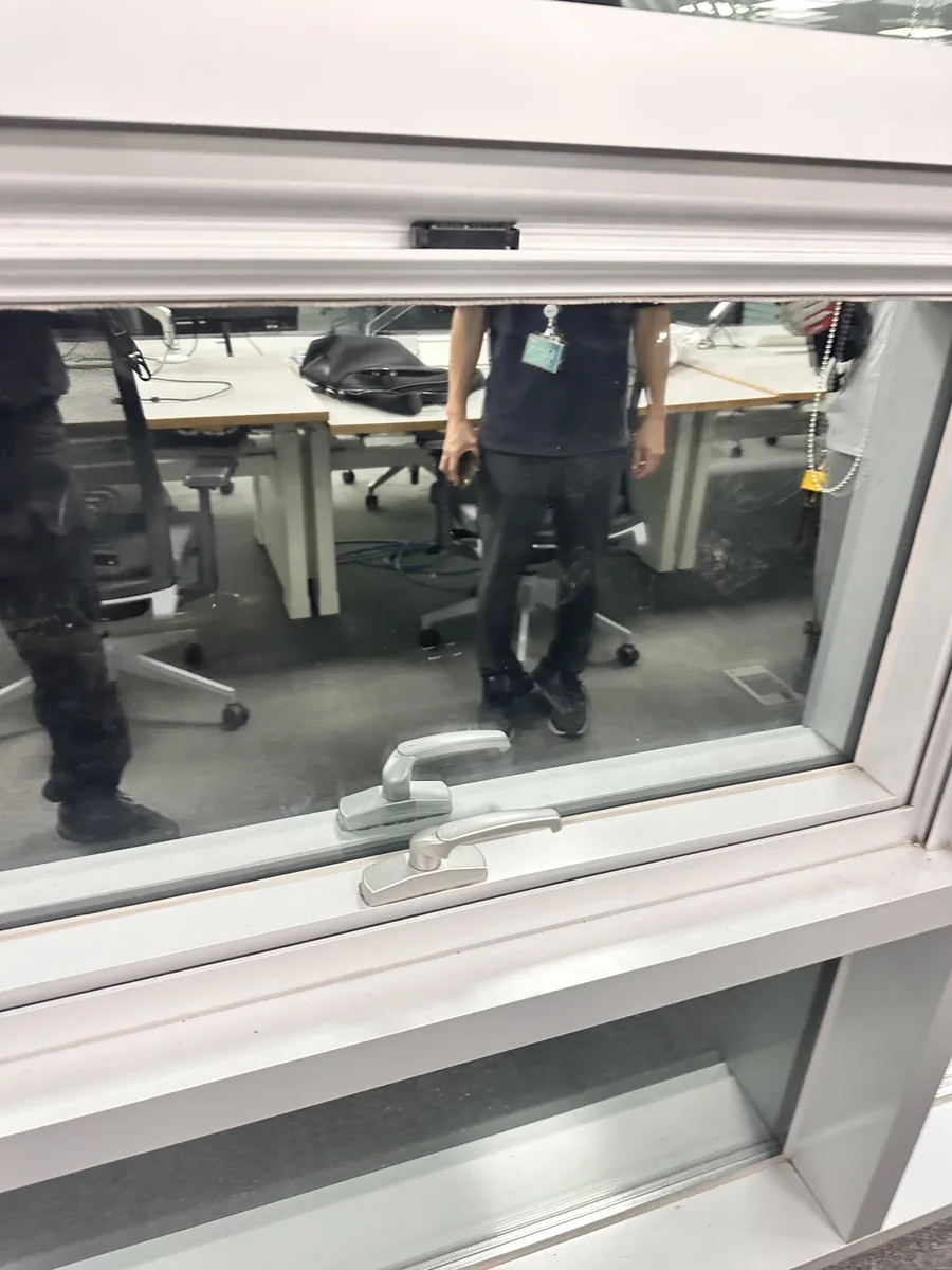 학교 창문 안전 고정장치 상태를 확인하는 모습