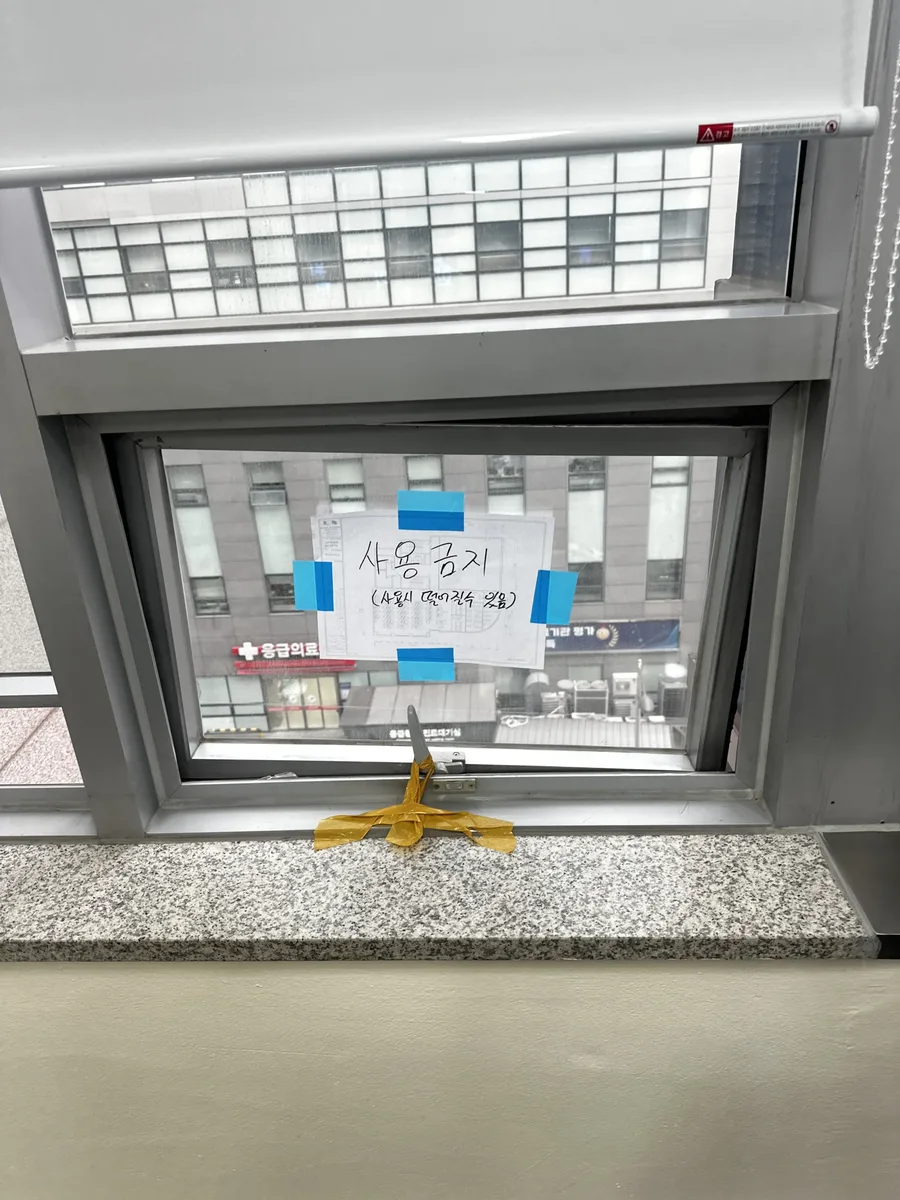 상가 창문 프레임과 외부 배관 위치를 확인하는 모습