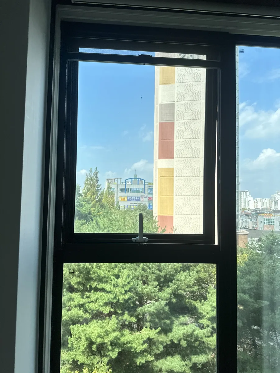 창호 수리 완료 후 상태 확인